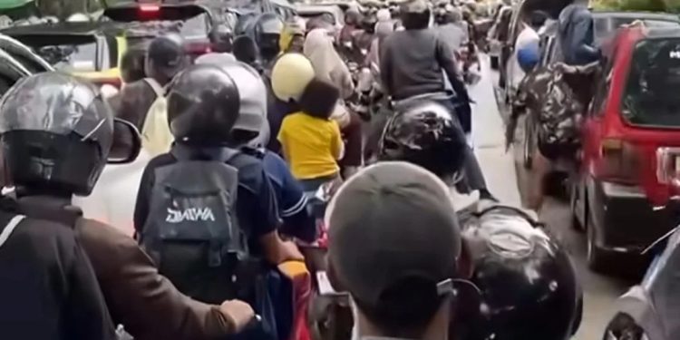 Kemacetan Parah Menuju Mengger Pandeglang, Pengendara Terjebak Selama 2 Jam