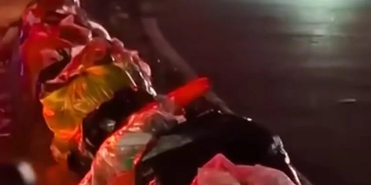 Sampah Menumpuk di Median Jalan Raya Serang Cikupa
