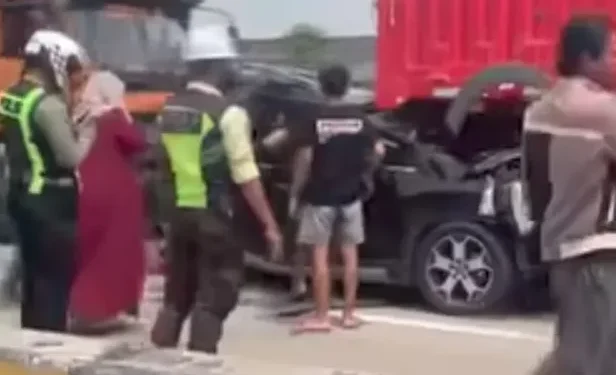 Minibus Terjepit Dua Truk di Exit Tol Cilegon Timur dan Lalu Lintas Macet Total