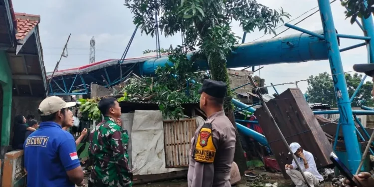 Cuaca Ekstrem dan Robohnya Papan Reklame serta Pohon di Tangsel
