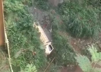 Truk Pasir Jatuh dari Jembatan Cisauk, Sopir Alami Patah Kaki