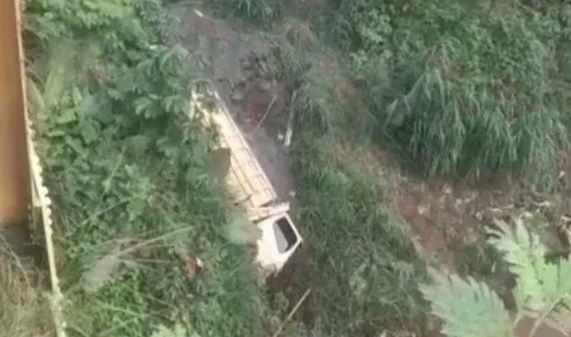 Truk Pasir Jatuh dari Jembatan Cisauk, Sopir Alami Patah Kaki