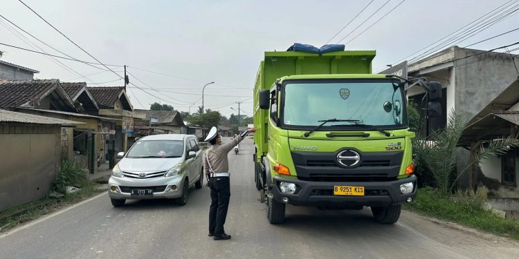 Polres dan Dishub Kabupaten Serang Tertibkan Truk Tambang yang Langgar Jam Operasional