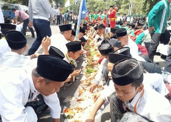 Santri Murak Liwet di Alun-alun Rangkasbitung Mengundang Antusiasme Ribuan Orang