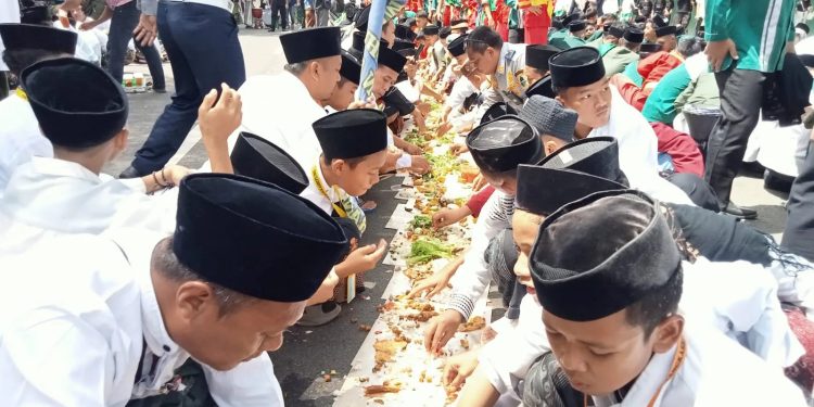Santri Murak Liwet di Alun-alun Rangkasbitung Mengundang Antusiasme Ribuan Orang