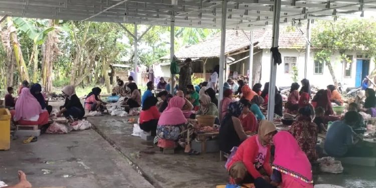 Warga Cibadak Lebak Keluhkan Bau Busuk dari Industri Pengolahan Ayam