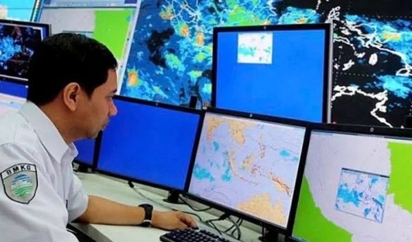 Peringatan Dini Cuaca Hujan Lebat Petir dan Angin Kencang Potensi Landa Wilayah Banten