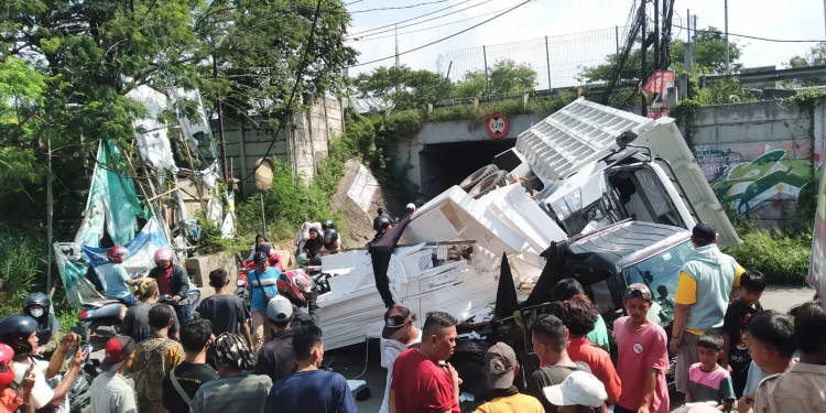 Sopir Truk Terjun dari Tol Diduga Mengantuk