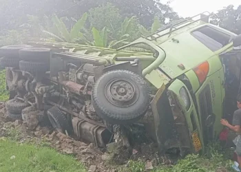 Rem Blong, Tronton Terperosok ke Bahu Jalan di Lebak