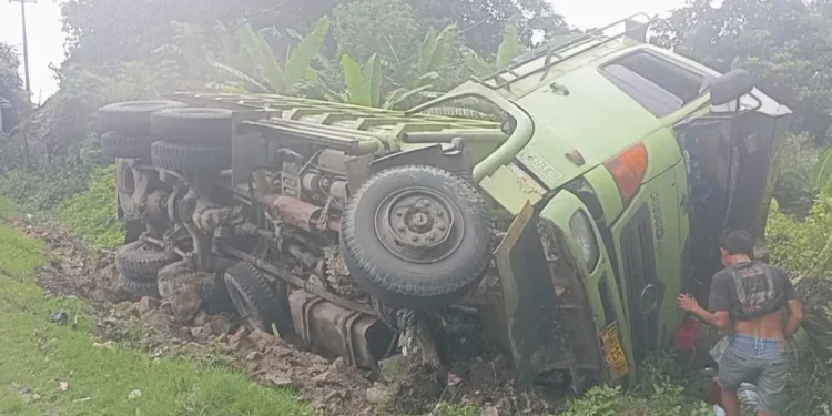 Rem Blong, Tronton Terperosok ke Bahu Jalan di Lebak