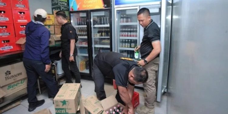 Razia 2 Bulan, Satpol PP Tangsel Sita Ratusan Botol Minuman Ilegal