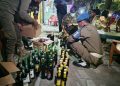 Ratusan Botol Minuman Keras Disita dalam Operasi Pekat di Sepanjang JLS