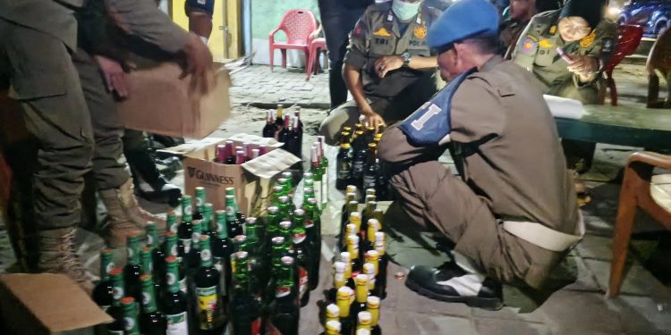 Ratusan Botol Minuman Keras Disita dalam Operasi Pekat di Sepanjang JLS