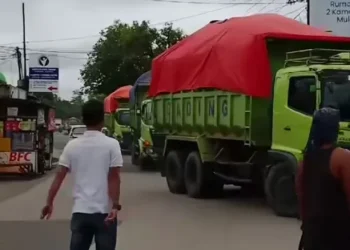 Warga Lebak Paksa Putar Balik Truk Angkut Pasir yang Langgar Peraturan Bupati