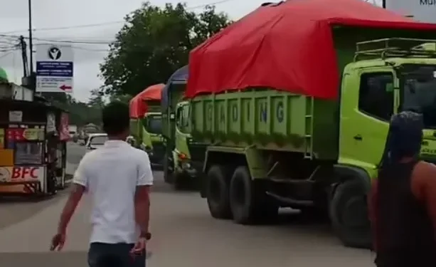 Warga Lebak Paksa Putar Balik Truk Angkut Pasir yang Langgar Peraturan Bupati