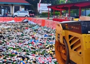 Musnahkan 13970 Botol Miras Hasil Operasi Satpol PP Tangsel Sepanjang 2025