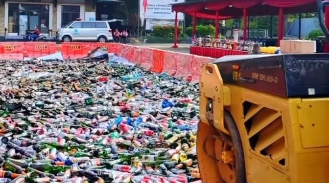 Musnahkan 13970 Botol Miras Hasil Operasi Satpol PP Tangsel Sepanjang 2025