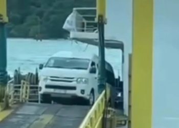 Cuaca Buruk Mobil Terjebak Saat Turun dari Kapal di Pelabuhan Merak