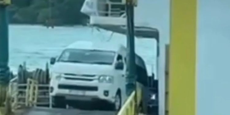 Cuaca Buruk Mobil Terjebak Saat Turun dari Kapal di Pelabuhan Merak