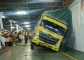 Truk Hampir Terbalik Akibat Cuaca Buruk di Lambung Kapal Ferry Penyeberangan Merak Bakauheni