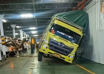 Truk Hampir Terbalik Akibat Cuaca Buruk di Lambung Kapal Ferry Penyeberangan Merak Bakauheni