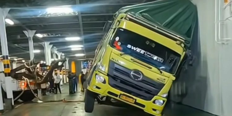 Truk Hampir Terbalik Akibat Cuaca Buruk di Lambung Kapal Ferry Penyeberangan Merak Bakauheni