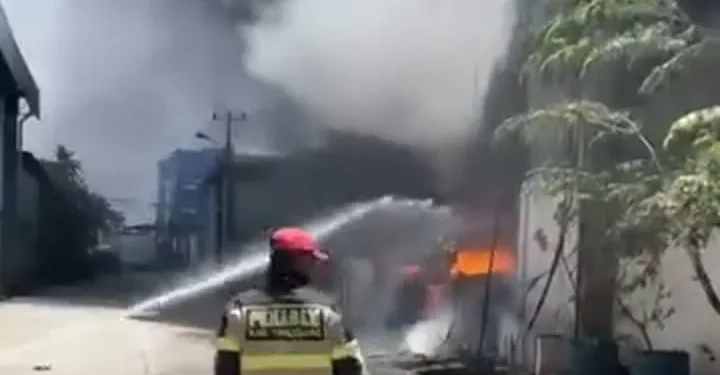 Kebakaran Melanda Gudang Plastik di Kosambi Kabupaten Tangerang
