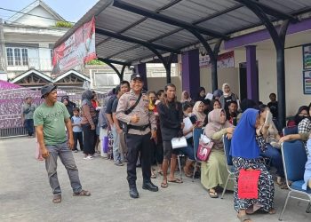 Polsek Panongan Awasi Penyaluran BLT Kemensos 2025 di Mekar Bakti