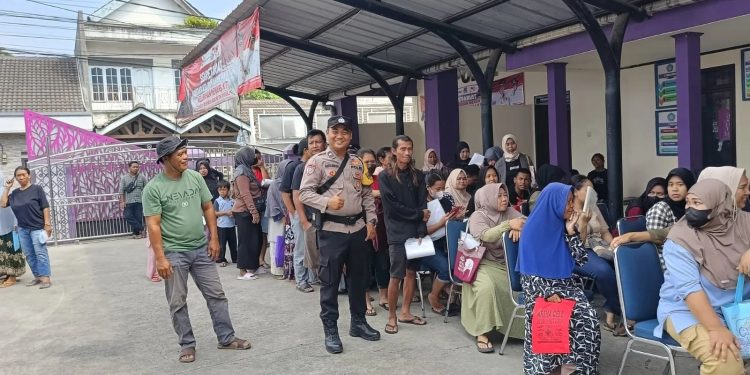 Polsek Panongan Awasi Penyaluran BLT Kemensos 2025 di Mekar Bakti