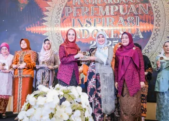 Ketua TP PKK Serang Arfina Rustandi Raih Penghargaan Perempuan Inspirasi Indonesia 2025