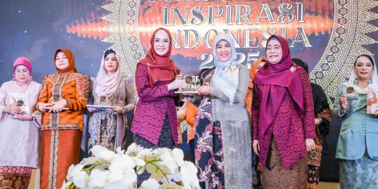 Ketua TP PKK Serang Arfina Rustandi Raih Penghargaan Perempuan Inspirasi Indonesia 2025