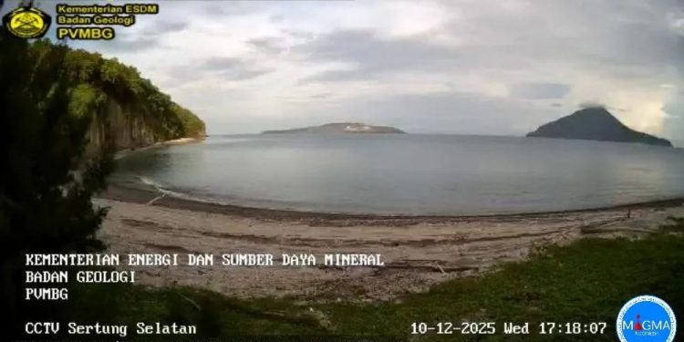 Anak Krakatau Waspada, Terpantau Asap Putih Tipis dan Gempa Vulkanik Terjadi