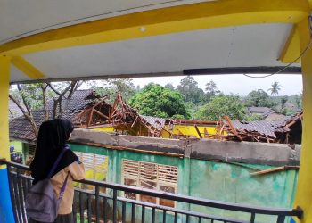 Atap Perpustakaan SMP Roboh Akibat Hujan dan Angin Kencang
