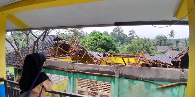 Atap Perpustakaan SMP Roboh Akibat Hujan dan Angin Kencang