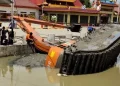 Ekskavator DPUPR Banten Terperosok di Saluran Irigasi Banten Lama, Dua Pekerja Terluka
