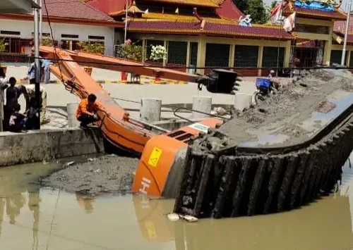 Ekskavator DPUPR Banten Terperosok di Saluran Irigasi Banten Lama, Dua Pekerja Terluka
