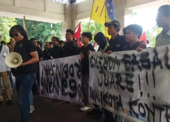 Mahasiswa Geruduk Kantor Walikota Cilegon Teriakkan Ganyang Robinsar