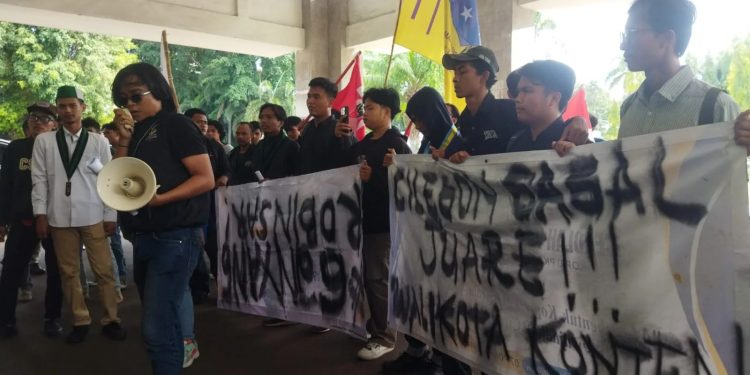 Mahasiswa Geruduk Kantor Walikota Cilegon Teriakkan Ganyang Robinsar