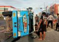 Truk Muatan Pasir Terguling di Lampu Merah PCI Cilegon Akibat Hilang Keseimbangan