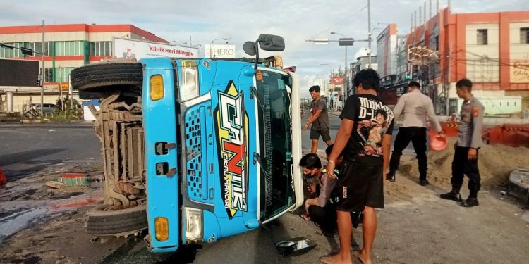 Truk Muatan Pasir Terguling di Lampu Merah PCI Cilegon Akibat Hilang Keseimbangan