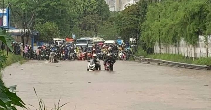 Banjir Genangi Jalan Ciwandan, Drainase Buruk Jadi Penyebab Utama
