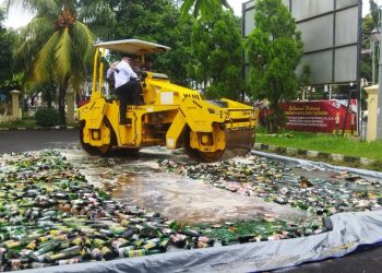 Polres Cilegon Musnahkan Ribuan Barang Bukti Miras dan Obat-obatan