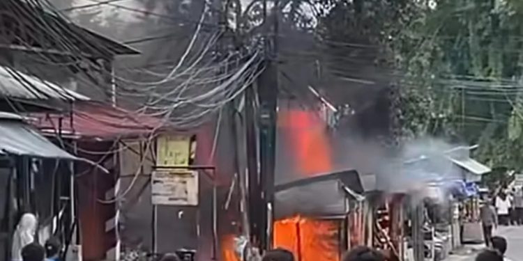 Warung di Larangan Kota Tangerang Terbakar Setelah Terdengar Ledakan