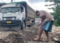 Sopir di Cikulur Lebak Patungan untuk Perbaiki Jalan Rusak