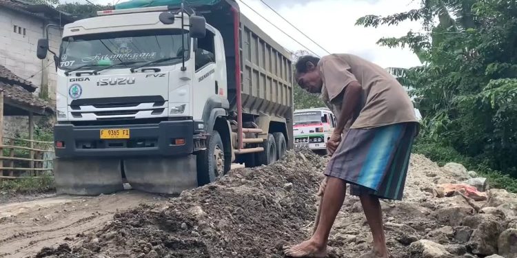 Sopir di Cikulur Lebak Patungan untuk Perbaiki Jalan Rusak