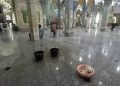 Atap Bocor Masjid Agung Cilegon Dipenuhi Ember