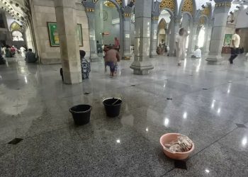 Atap Bocor Masjid Agung Cilegon Dipenuhi Ember