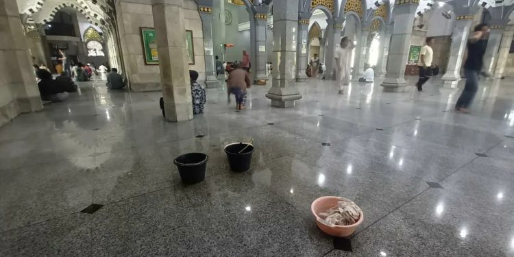 Atap Bocor Masjid Agung Cilegon Dipenuhi Ember