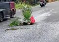 Jalan Berlubang di Babakan Baru Menyebabkan Kecelakaan Pemotor Terjatuh