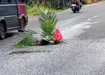 Jalan Berlubang di Babakan Baru Menyebabkan Kecelakaan Pemotor Terjatuh